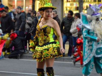 Фотоотчет с праздничного карнавала в Барселоне на улице Сантс (Sants) от 25.02.2017 (Гран-Руа-де-Карнавал де Сантс)