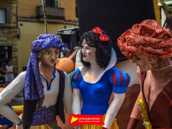 Фотоотчёт: Пласа де ла Вила (Plaça de la Vila) Любая ночь - солнечная (Qualsevol nit pot sortir el sol) - Феста Майор де Грасиа 2023 (Festa Major de Gràcia 2023)