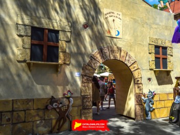 Фотоотчёт: Пласа де ла Вила (Plaça de la Vila) Любая ночь - солнечная (Qualsevol nit pot sortir el sol) - Феста Майор де Грасиа 2023 (Festa Major de Gràcia 2023)