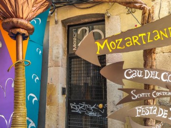 Фотоотчёт: Улица Моцарт (carrer Mozart) Моцартланд (Mozartland) - Феста Майор де Грасиа 2023 (Festa Major de Gràcia 2023)