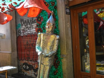 Фотоотчёт: Улица Фратернитат де Дальт (carrer Fraternitat de Dalt) Фратерния Оз (Fratern d’OZ) - Феста Майор де Грасиа 2023 (Festa Major de Gràcia 2023)