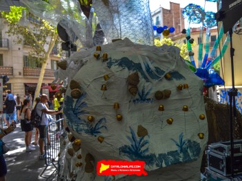 Фотоотчёт: Улица Хоан Бланкес де Байш де Тот (carrer Joan Blanques de Baix de Tot) Грибные головные уборы (Tocats del bolet) - Феста Майор де Грасиа 2023 (Festa Major de Gràcia 2023)