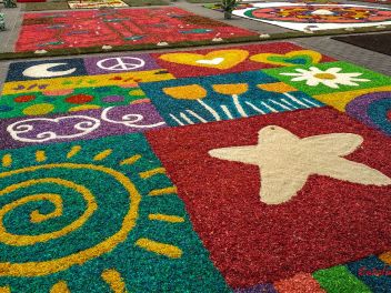 Фотоотчет: Ковры из цветов в Бланесе (Catifes de Flors de Corpus a Blanes / Las alfombras de flores del Corpus en Blanes), 2021