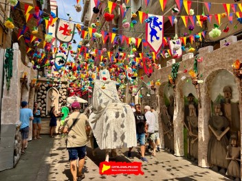 Улица Моцарт (Carrer de Mozart) — «Жордина: роза огня» (La Jordina: la rosa de foc) — Феста Майор де Грасиа 2025 (Festa Major de Gràcia 2025)