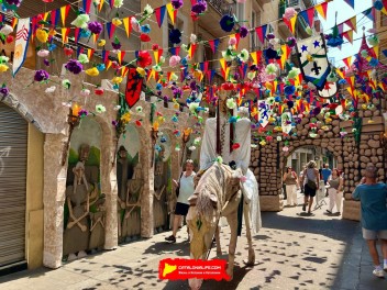Улица Моцарт (Carrer de Mozart) — «Жордина: роза огня» (La Jordina: la rosa de foc) — Феста Майор де Грасиа 2025 (Festa Major de Gràcia 2025)