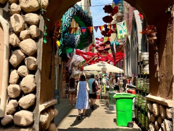 Улица Моцарт (Carrer de Mozart) — «Жордина: роза огня» (La Jordina: la rosa de foc) — Феста Майор де Грасиа 2025 (Festa Major de Gràcia 2025)