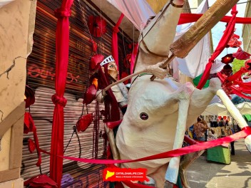 Улица Моцарт (Carrer de Mozart) — «Жордина: роза огня» (La Jordina: la rosa de foc) — Феста Майор де Грасиа 2025 (Festa Major de Gràcia 2025)