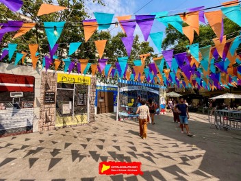 Пласа де ла Вила (Plaça de la Vila) — «Грасия, которую мы помним» (La Gràcia que anyorem) — Феста Майор де Грасиа 2025 (Festa Major de Gràcia 2025)