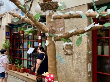 Улица Ла Перла (Carrer de la Perla) — «Перла против климатических изменений» (PerlaAnimaladaClimàtica) — Феста Майор де Грасиа 2025 (Festa Major de Gràcia 2025)