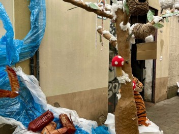 Улица Ла Перла (Carrer de la Perla) — «Перла против климатических изменений» (PerlaAnimaladaClimàtica) — Феста Майор де Грасиа 2025 (Festa Major de Gràcia 2025)