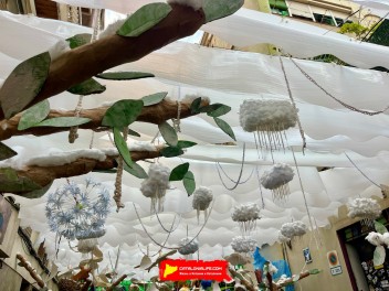 Улица Ла Перла (Carrer de la Perla) — «Перла против климатических изменений» (PerlaAnimaladaClimàtica) — Феста Майор де Грасиа 2025 (Festa Major de Gràcia 2025)