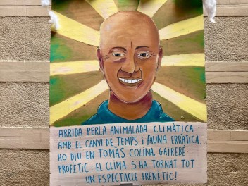 Улица Ла Перла (Carrer de la Perla) — «Перла против климатических изменений» (PerlaAnimaladaClimàtica) — Феста Майор де Грасиа 2025 (Festa Major de Gràcia 2025)