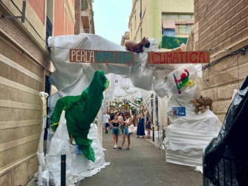Улица Ла Перла (Carrer de la Perla) — «Перла против климатических изменений» (PerlaAnimaladaClimàtica) — Феста Майор де Грасиа 2025 (Festa Major de Gràcia 2025)