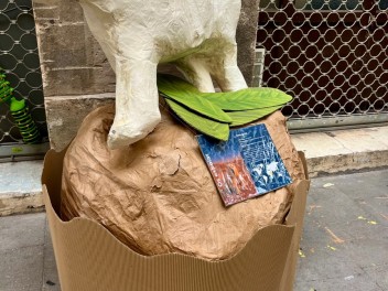 Улица Ла Перла (Carrer de la Perla) — «Перла против климатических изменений» (PerlaAnimaladaClimàtica) — Феста Майор де Грасиа 2025 (Festa Major de Gràcia 2025)