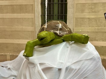 Улица Ла Перла (Carrer de la Perla) — «Перла против климатических изменений» (PerlaAnimaladaClimàtica) — Феста Майор де Грасиа 2025 (Festa Major de Gràcia 2025)