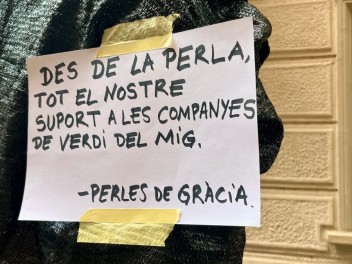 Улица Ла Перла (Carrer de la Perla) — «Перла против климатических изменений» (PerlaAnimaladaClimàtica) — Феста Майор де Грасиа 2025 (Festa Major de Gràcia 2025)