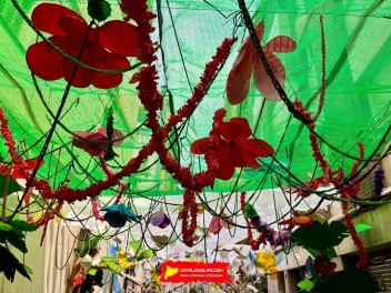 Улица Ла Перла (Carrer de la Perla) — «Перла против климатических изменений» (PerlaAnimaladaClimàtica) — Феста Майор де Грасиа 2025 (Festa Major de Gràcia 2025)