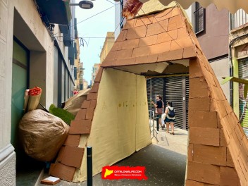 Улица Ла Перла (Carrer de la Perla) — «Перла против климатических изменений» (PerlaAnimaladaClimàtica) — Феста Майор де Грасиа 2025 (Festa Major de Gràcia 2025)