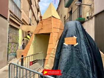 Улица Ла Перла (Carrer de la Perla) — «Перла против климатических изменений» (PerlaAnimaladaClimàtica) — Феста Майор де Грасиа 2025 (Festa Major de Gràcia 2025)