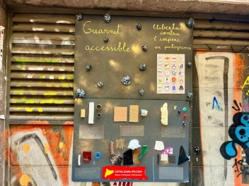 Улица Либертад (Carrer de Llibertat) — «Либертад против Империи» (Llibertat contra l’imperi) — Феста Майор де Грасиа 2025 (Festa Major de Gràcia 2025)