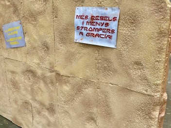 Улица Либертад (Carrer de Llibertat) — «Либертад против Империи» (Llibertat contra l’imperi) — Феста Майор де Грасиа 2025 (Festa Major de Gràcia 2025)