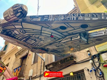 Улица Либертад (Carrer de Llibertat) — «Либертад против Империи» (Llibertat contra l’imperi) — Феста Майор де Грасиа 2025 (Festa Major de Gràcia 2025)