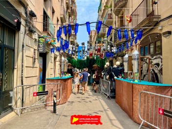 Улица Либертад (Carrer de Llibertat) — «Либертад против Империи» (Llibertat contra l’imperi) — Феста Майор де Грасиа 2025 (Festa Major de Gràcia 2025)