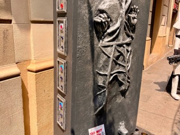 Улица Либертад (Carrer de Llibertat) — «Либертад против Империи» (Llibertat contra l’imperi) — Феста Майор де Грасиа 2025 (Festa Major de Gràcia 2025)