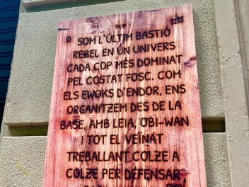 Улица Либертад (Carrer de Llibertat) — «Либертад против Империи» (Llibertat contra l’imperi) — Феста Майор де Грасиа 2025 (Festa Major de Gràcia 2025)