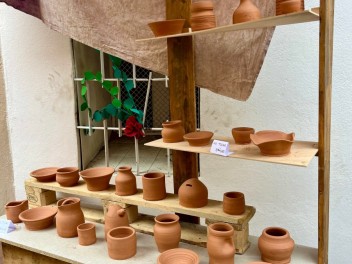 Улица Фратернитат де Байш (Carrer de Fraternitat de Baix) — «Фратернитат де Байш» (Fraternitat de Baix) — Феста Майор де Грасиа 2025 (Festa Major de Gràcia 2025)