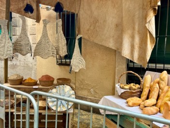 Улица Фратернитат де Байш (Carrer de Fraternitat de Baix) — «Фратернитат де Байш» (Fraternitat de Baix) — Феста Майор де Грасиа 2025 (Festa Major de Gràcia 2025)