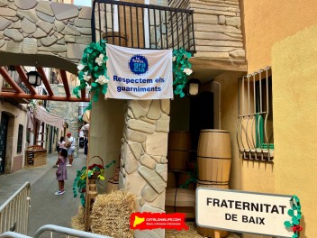 Улица Фратернитат де Байш (Carrer de Fraternitat de Baix) — «Фратернитат де Байш» (Fraternitat de Baix) — Феста Майор де Грасиа 2025 (Festa Major de Gràcia 2025)