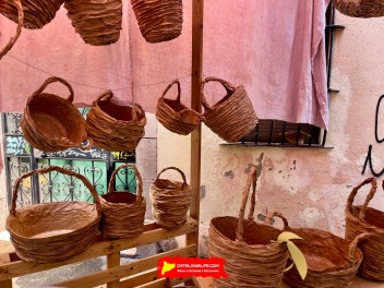 Улица Фратернитат де Байш (Carrer de Fraternitat de Baix) — «Фратернитат де Байш» (Fraternitat de Baix) — Феста Майор де Грасиа 2025 (Festa Major de Gràcia 2025)