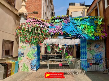 Улица Периль (Carrer de Perill) — «Архитектура жизни» (Arquitectura de la Vida) — Феста Майор де Грасиа 2025 (Festa Major de Gràcia 2025)