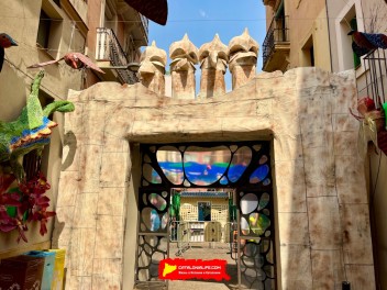 Улица Периль (Carrer de Perill) — «Архитектура жизни» (Arquitectura de la Vida) — Феста Майор де Грасиа 2025 (Festa Major de Gràcia 2025)