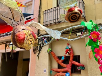Улица Периль (Carrer de Perill) — «Архитектура жизни» (Arquitectura de la Vida) — Феста Майор де Грасиа 2025 (Festa Major de Gràcia 2025)
