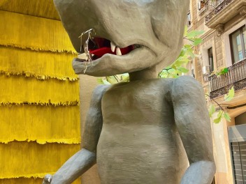 Улица Льюис Вивес (Carrer de Lluís Vives) — «Три поросёнка» (Els tres porquets) — Феста Майор де Грасиа 2025 (Festa Major de Gràcia 2025)
