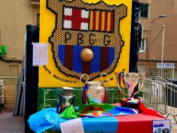 Пласа дель Побле Хитано (Plaça del Poble Gitano) — «Гитанская пеня Барсы» (Penya Barcelonista Gitana de Gràcia) — Феста Майор де Грасиа 2025 (Festa Major de Gràcia 2025)
