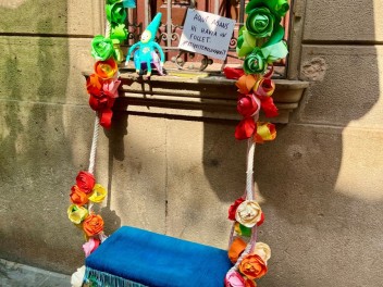 Улица Фратернитат де Дальт (Carrer de Fraternitat de Dalt) — «Фратерния» (Fraternia) — Феста Майор де Грасиа 2025 (Festa Major de Gràcia 2025)