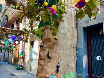 Улица Фратернитат де Дальт (Carrer de Fraternitat de Dalt) — «Фратерния» (Fraternia) — Феста Майор де Грасиа 2025 (Festa Major de Gràcia 2025)
