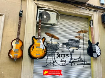 Улица Хоан Бланкес де Байш де Тот (Carrer de Joan Blanques de Baix de Tot) — «Битлз JBdbDt» (The Beatles JBdbDt) — Феста Майор де Грасиа 2025 (Festa Major de Gràcia 2025)