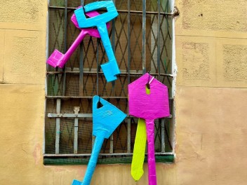 Улица Сьюдад Реаль (Carrer de Ciudad Real) — «Рапиньяполис» (Rapinyàpolis) — Феста Майор де Грасиа 2025 (Festa Major de Gràcia 2025)