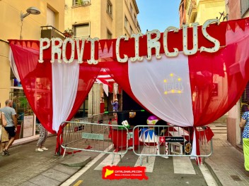 Улица Провиденсия (Carrer de Providència) — «Цирк Провиденсии» (El circ de Providència) — Феста Майор де Грасиа 2025 (Festa Major de Gràcia 2025)