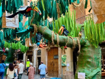 Улица Верди (Carrer de Verdi) — «Сельва Верди Майя» (Selva Verdi Maya) — Феста Майор де Грасиа 2025 (Festa Major de Gràcia 2025)