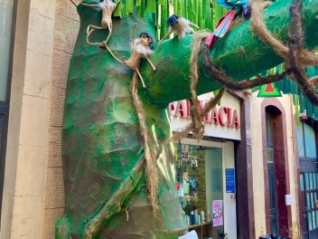 Улица Верди (Carrer de Verdi) — «Сельва Верди Майя» (Selva Verdi Maya) — Феста Майор де Грасиа 2025 (Festa Major de Gràcia 2025)