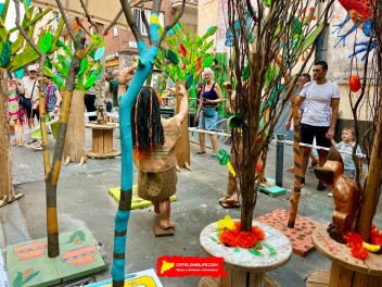 Улица Верди (Carrer de Verdi) — «Сельва Верди Майя» (Selva Verdi Maya) — Феста Майор де Грасиа 2025 (Festa Major de Gràcia 2025)