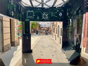 Травесия де Сант Антони (Travessia de Sant Antoni) — «Травессария 51» (Travessària 51) — Феста Майор де Грасиа 2025 (Festa Major de Gràcia 2025)