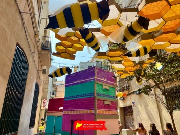 Улица Тордера (Carrer de Tordera) — «Улей» (Rusc) — Феста Майор де Грасиа 2025 (Festa Major de Gràcia 2025)