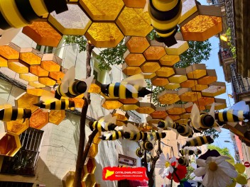 Улица Тордера (Carrer de Tordera) — «Улей» (Rusc) — Феста Майор де Грасиа 2025 (Festa Major de Gràcia 2025)