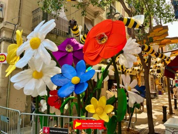 Улица Тордера (Carrer de Tordera) — «Улей» (Rusc) — Феста Майор де Грасиа 2025 (Festa Major de Gràcia 2025)